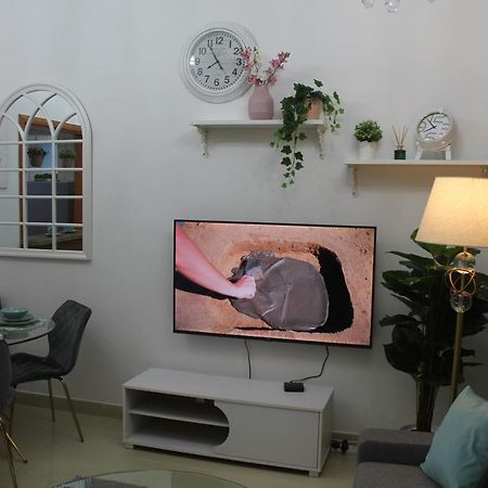 Newly Furnished One Bedroom Apartment Next To Metro & Beach In Marina Residence Dubai Luaran gambar